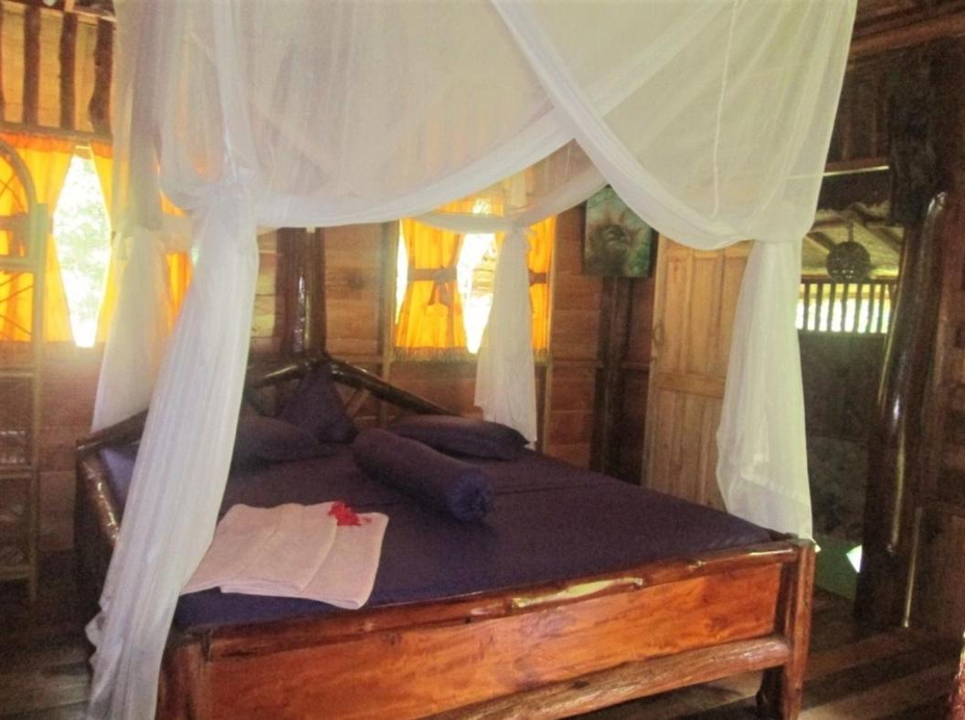 On The Rocks Bungalows, Restaurant And Jungle Trekking Tours Bukit Lawang Exterior foto